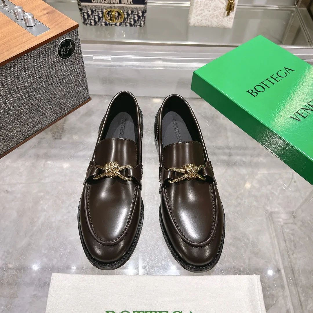 [BV] Top P: 860💰 Size: Female 35-39 (Female 40 custom-made) Male 39-44 (38.45 non-refundable) Bottega Veneta 2025 Autumn and Winter counter style! Small round toe loafers! Imported leather outsole! Imported open edge beaded cowhide! Solid color Niuli!